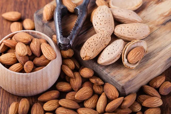 How many almonds to eat per day